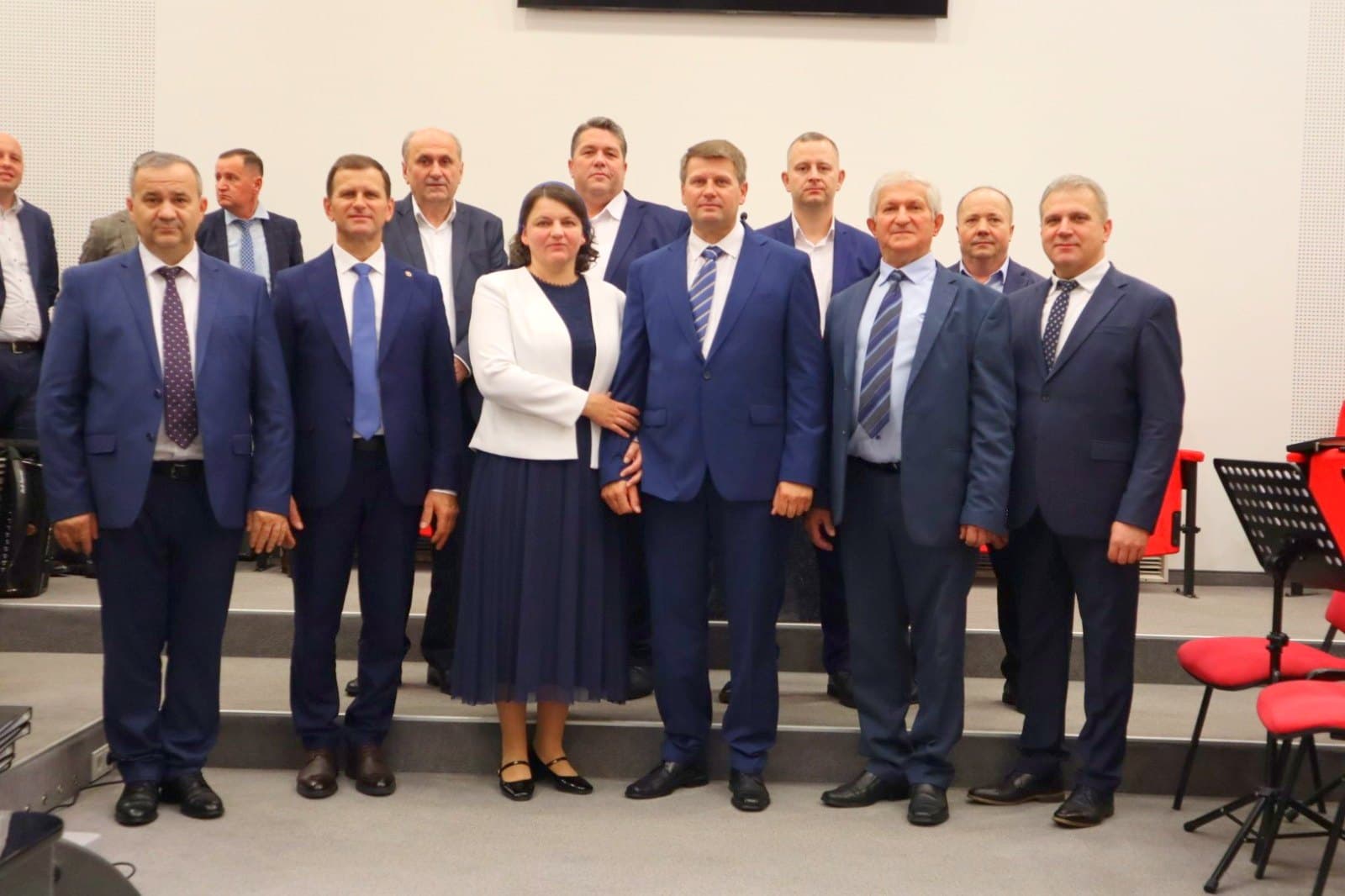 Frații slujitori și invitații la slujba din 9 noiembrie 2025.