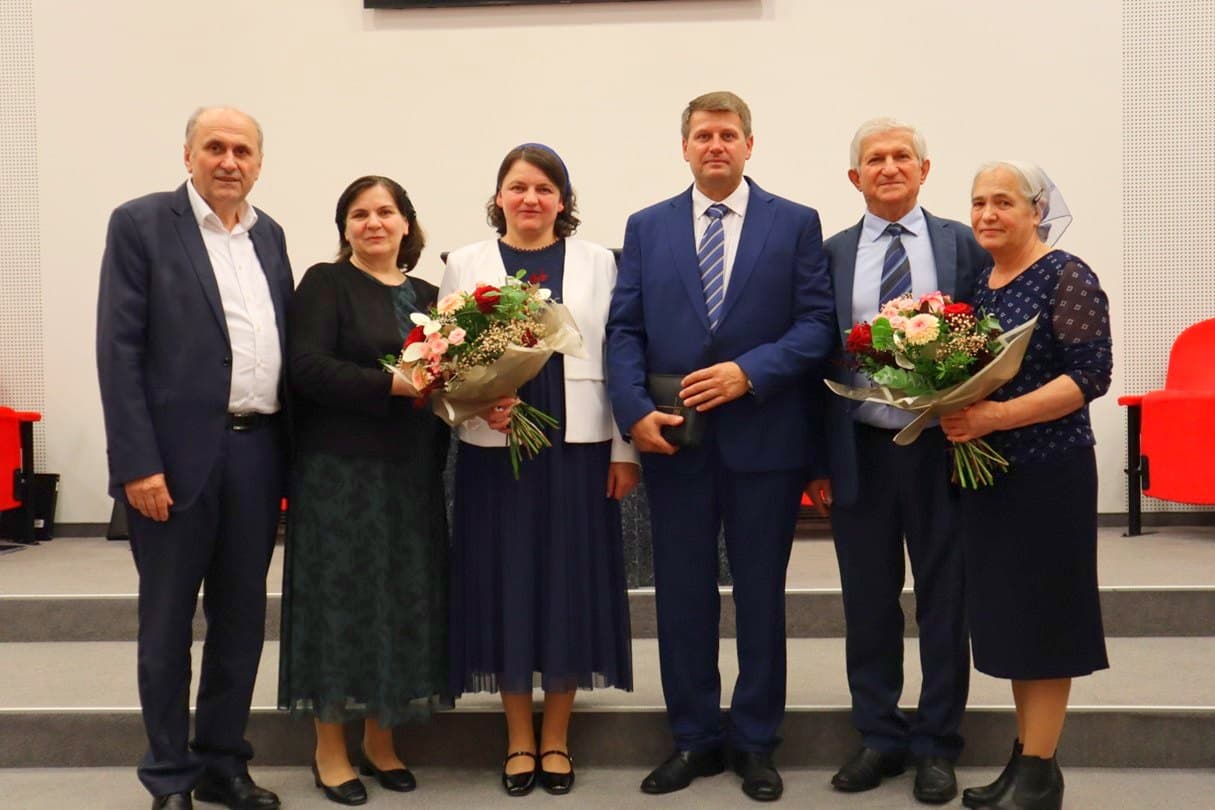 Von links: Familie Cotuțiu (Bruder Pavel Cotuțiu, bisheriger verantwortlicher Ältester), Familie Retegan (Bruder Daniel Retegan, der neue koordinierende Pastor) und Familie Chira (Bruder Traian Chira, bisheriger koordinierender Pastor) beim Gottesdienst am 9. November 2025.